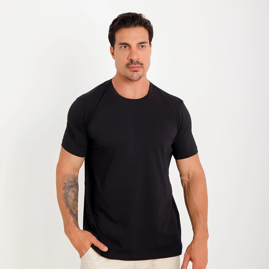 Camiseta Algodão Egípcio Essencial preta masculina, vista frontal 3/4; gola careca e manga curta.