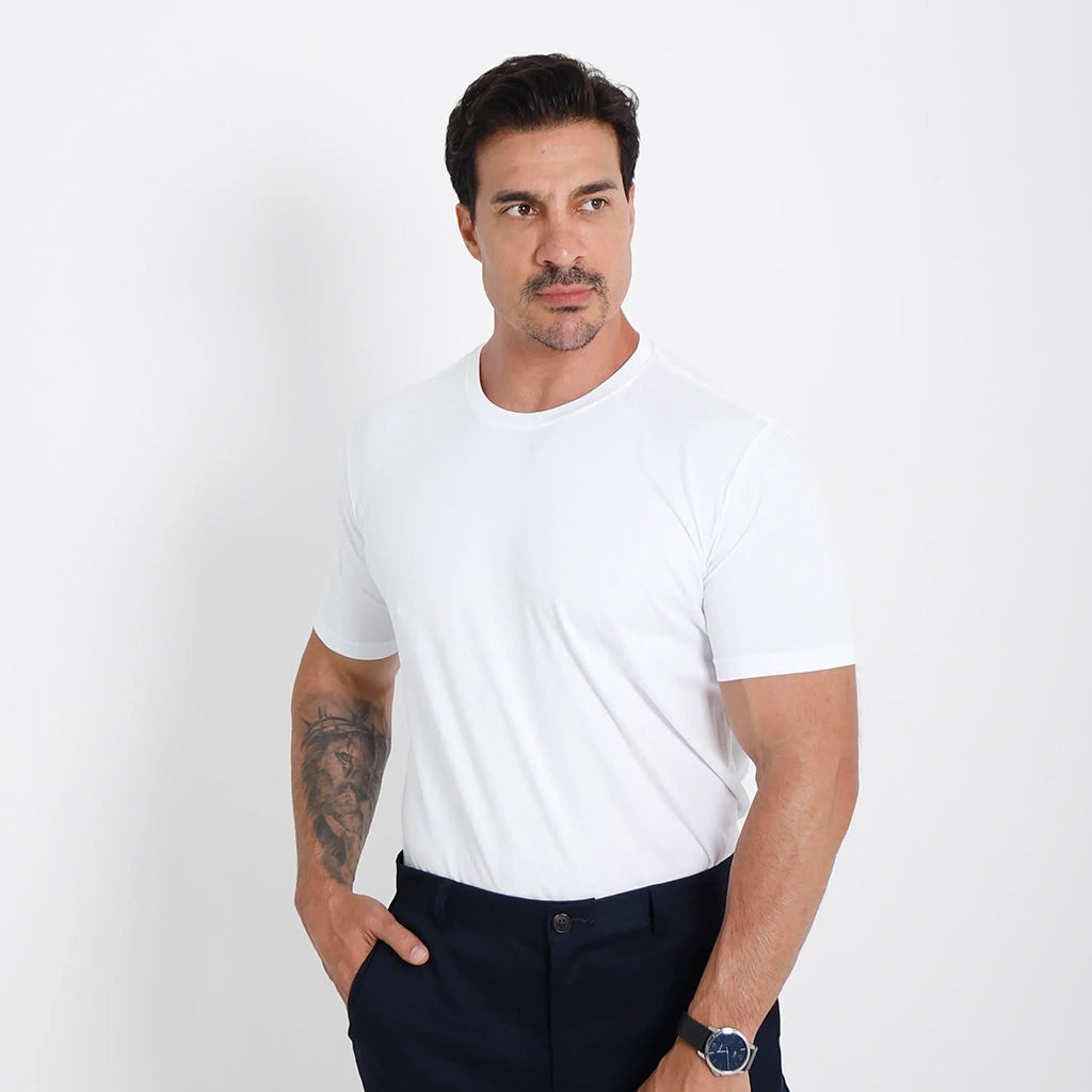 Camiseta Basica Algodao Egipcio branca masculina, vista frontal 3/4; gola careca, manga curta e caimento regular.