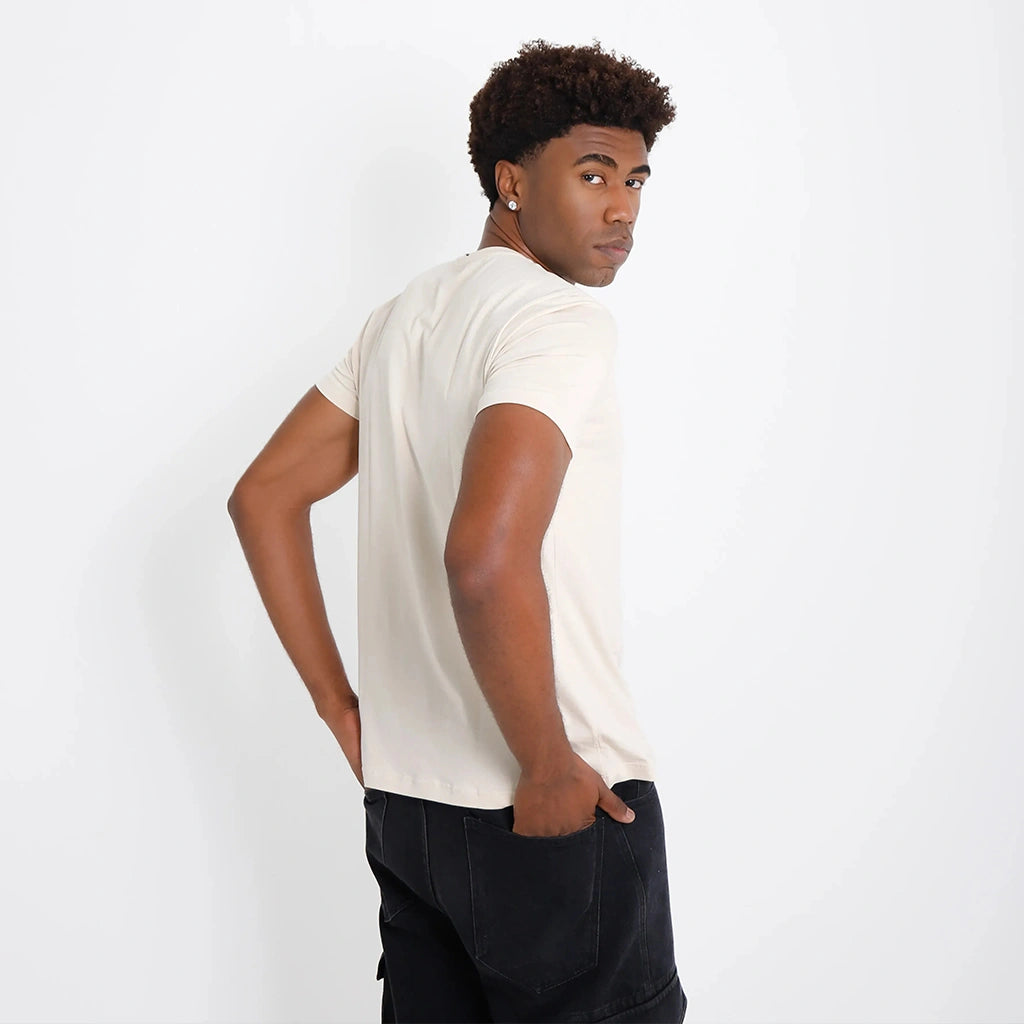 Costas da Camiseta Basica Algodao Egipcio cru; modelagem regular, barra reta e cor off-white neutra.