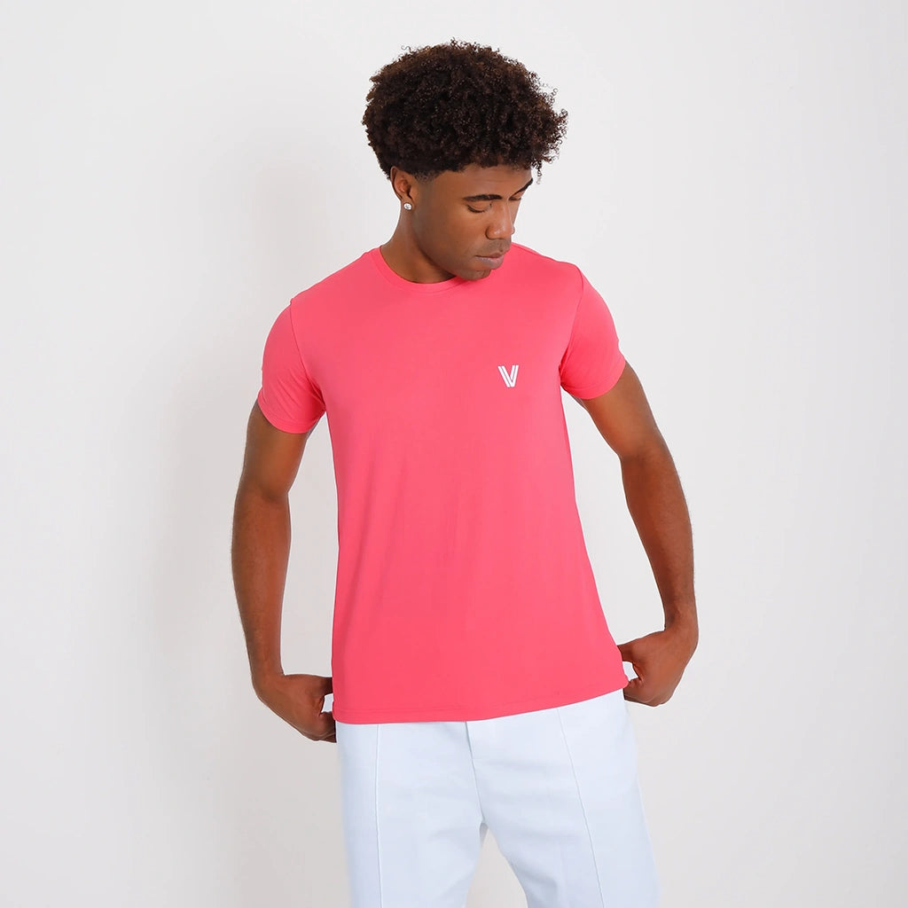Camisetas Poliamida Esportiva masculina rosa-escuro Vistorr, pose 3/4 direita, caimento leve e toque macio.