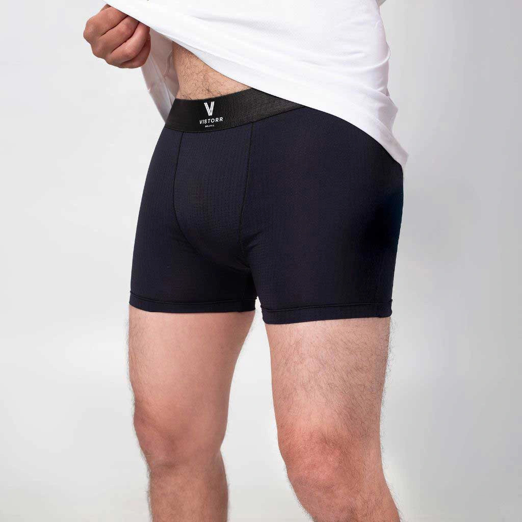 Cueca boxer de poliamida preta Vistor Brasil, vista 3/4 frontal, cós elástico com logo Vistorr Brasil e tecido respirável