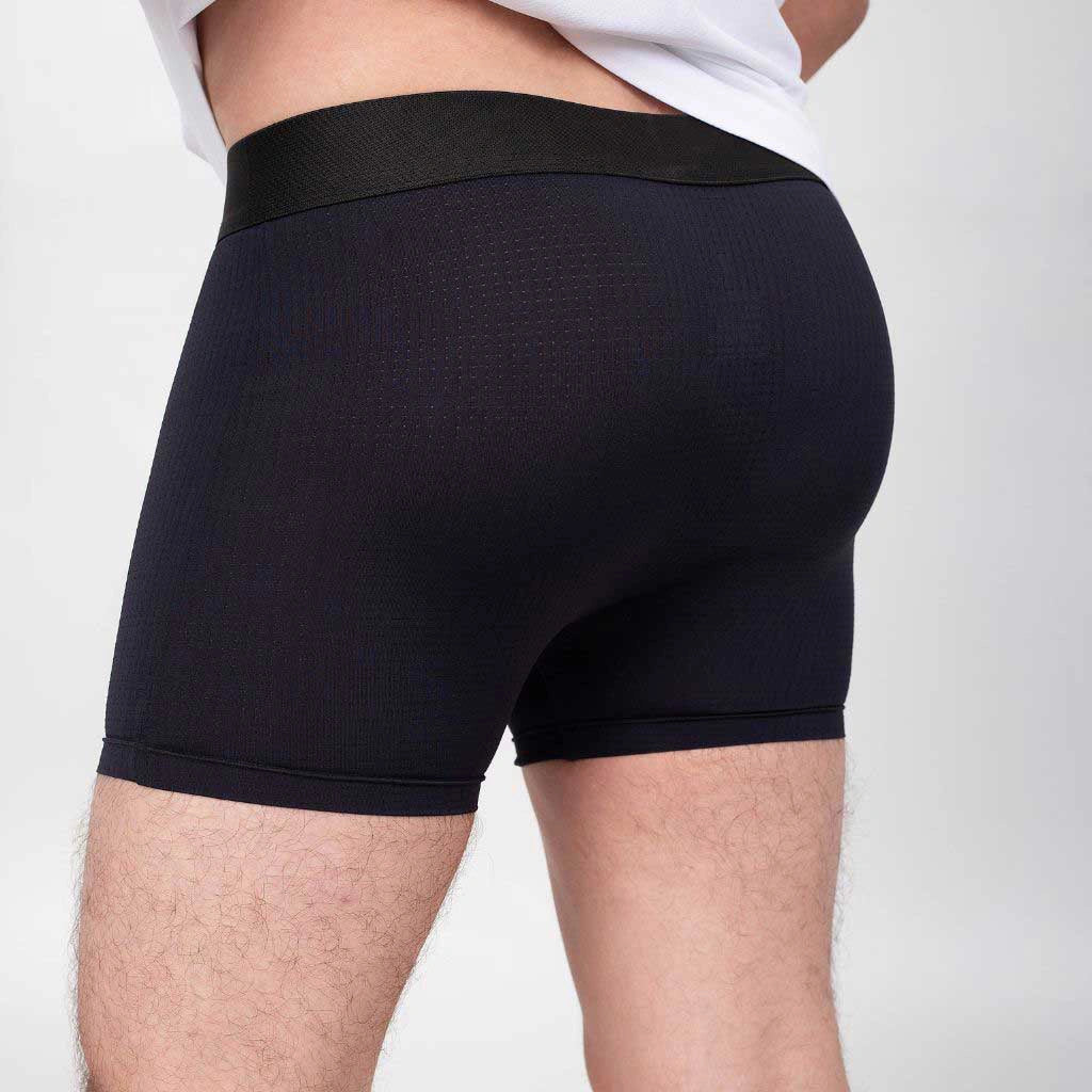 Cueca boxer de poliamida preta Vistor Brasil, vista traseira, cós anatômico e malha microperfurada