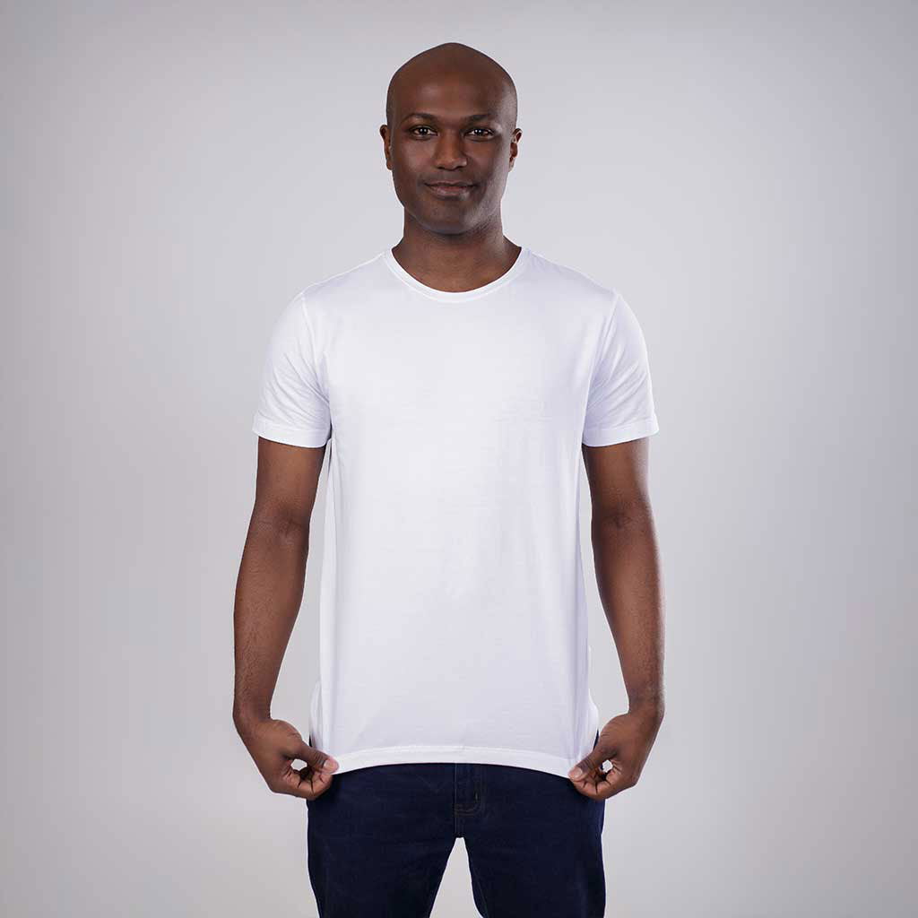 Vista frontal da camiseta branca Vistorr em algodão egípcio com design minimalista.