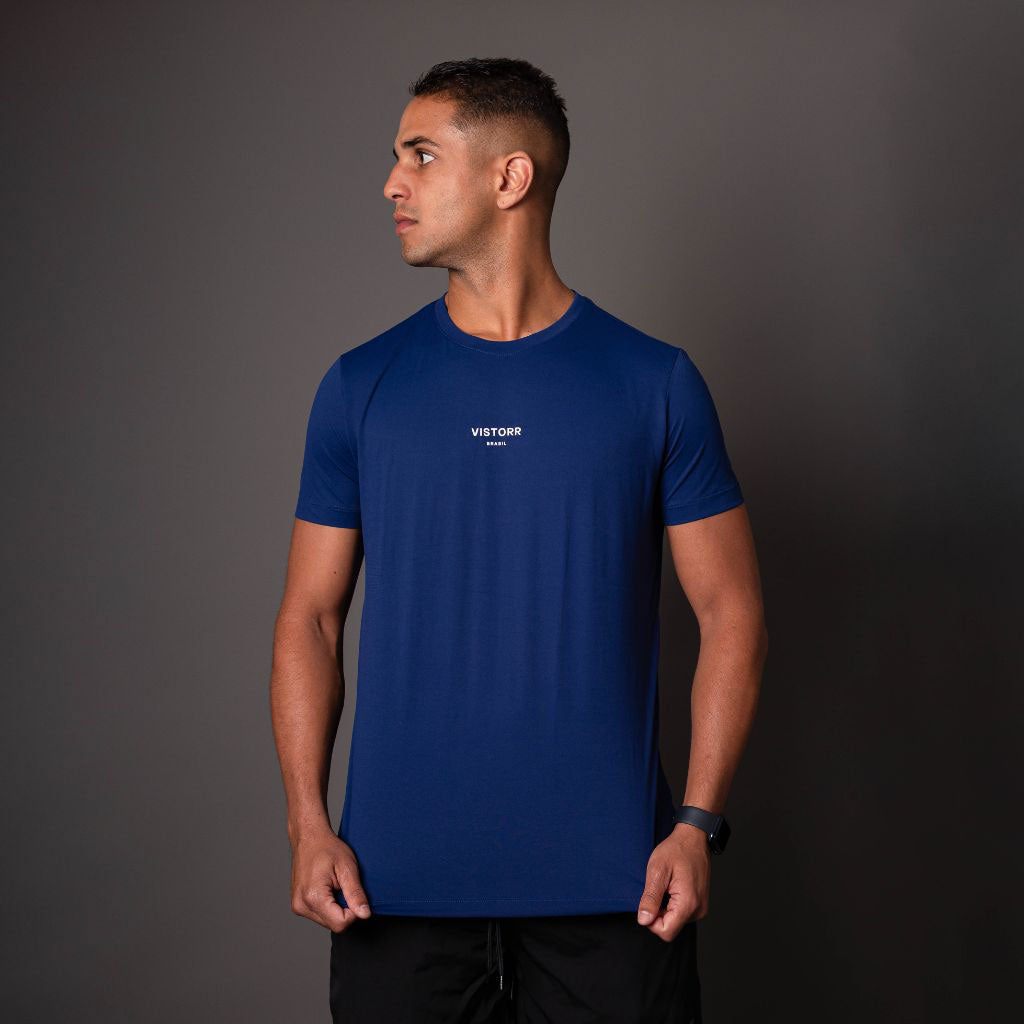 Camiseta poliamida masculina azul Vistorr com logo no peito e caimento ajustado.