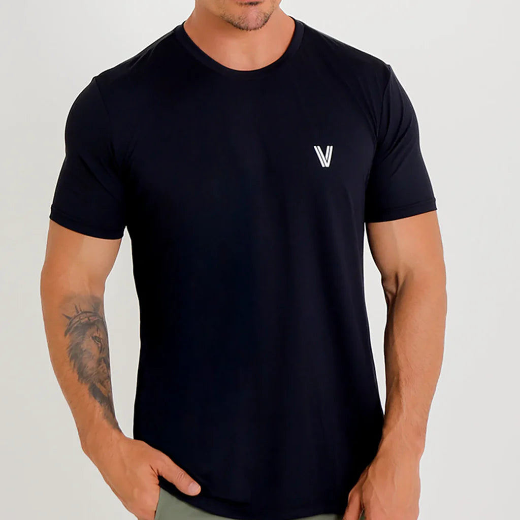 Camiseta Poliamida VISTORR preta – close no corpo (fundo branco)