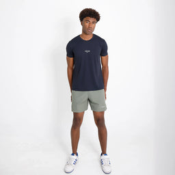 Short masculino VISTORR verde militar em estúdio, vista frontal, fenda lateral.
