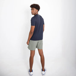 Short masculino VISTORR verde militar, vista traseira mostrando cós elástico anatômico.