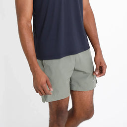 Close do short VISTORR verde militar, bolso lateral embutido e logo discreto.”