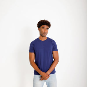camisetas algodão egípcio masculina azul marinho — vista frontal, mãos unidas