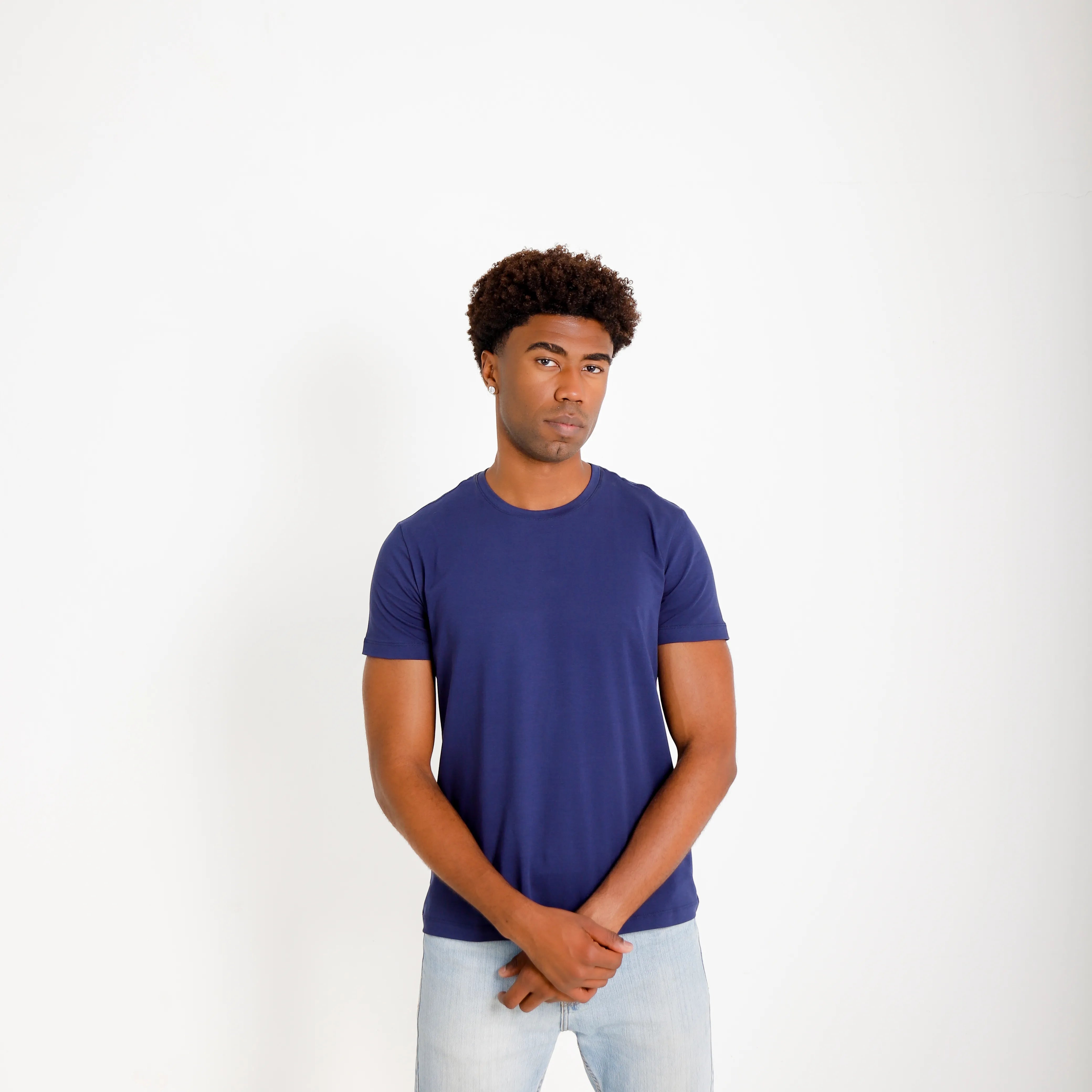 camisetas algodão egípcio masculina azul marinho — vista frontal, mãos unidas