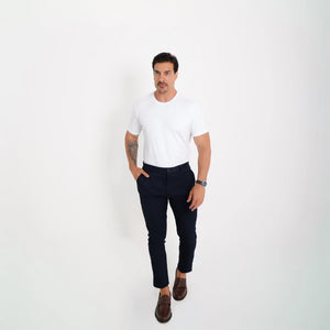 camiseta algodão egípcio masculina branca — vista frontal, mãos nos bolsos