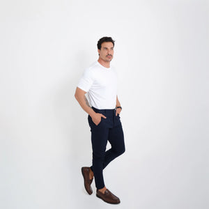 camiseta algodão egípcio masculina branca — vista frontal, mãos nos bolsos