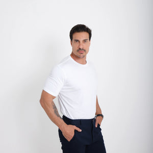 camiseta algodão egípcio masculina branca — vista frontal, mãos no bolso