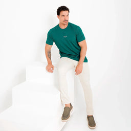 Camiseta Algodão Egípcio Ícone - Modelo em posicao frontal vestindo a camiseta sentado em uma escada