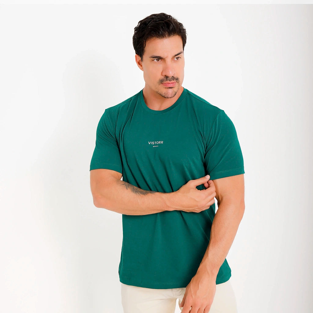 Camiseta Algodão Egípcio Ícone - Modelo em posicao frontal vestindo a camiseta com mao na manga