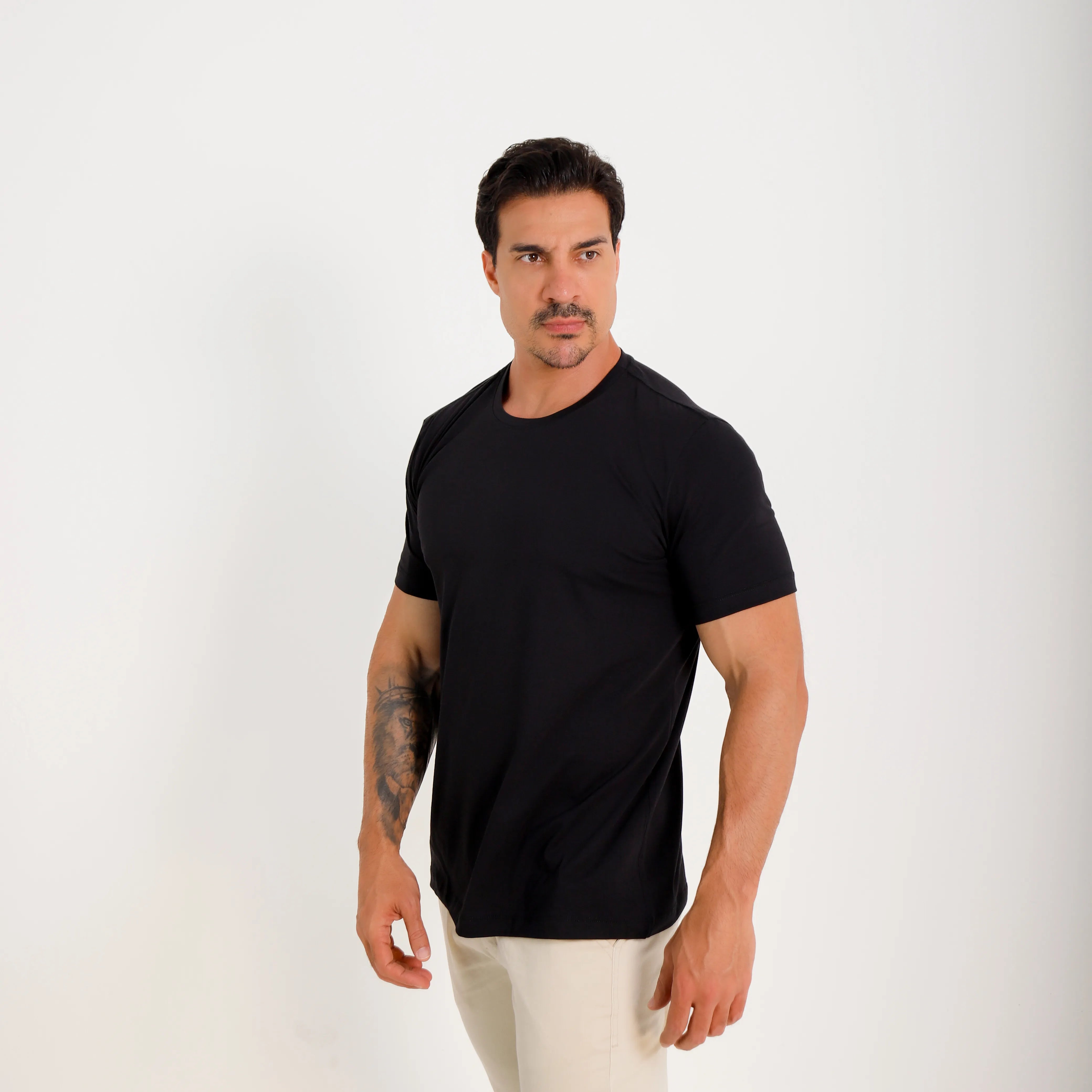 camiseta algodão egípcio masculina preta — vista frontal — logo Vistorr no peito