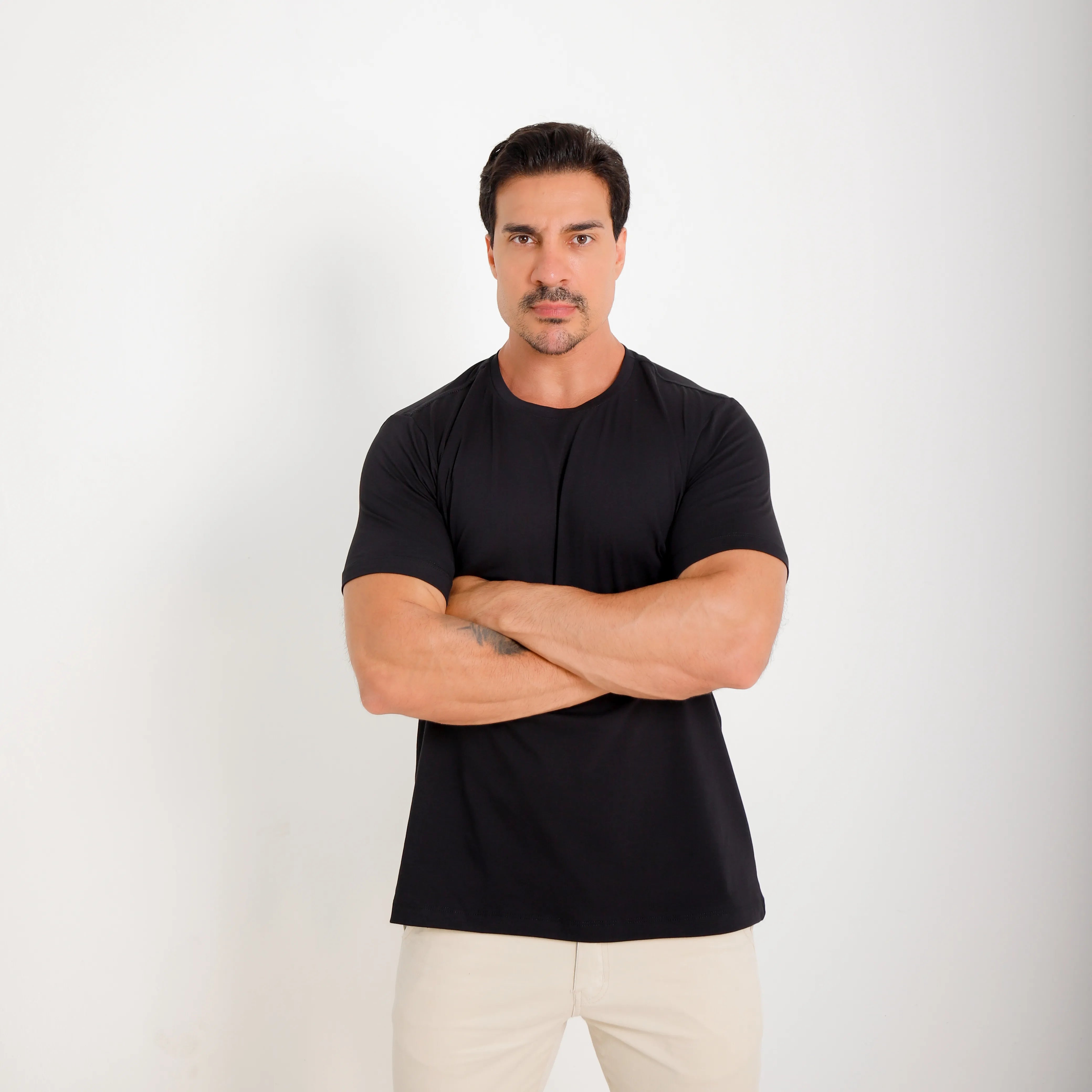 Camiseta algodão egípcio masculina preta — vista frontal — logo Vistorr no peito