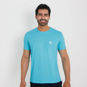 Camiseta de poliamida azul — logo Vistorr no peito — mãos soltas