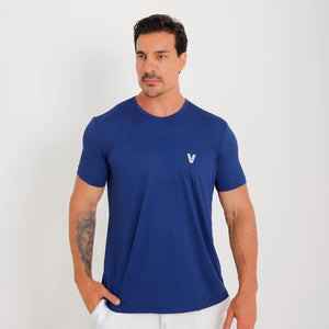 Camiseta de poliamida azul — logo Vistorr no peito — mãos soltas, olhar para a câmera
