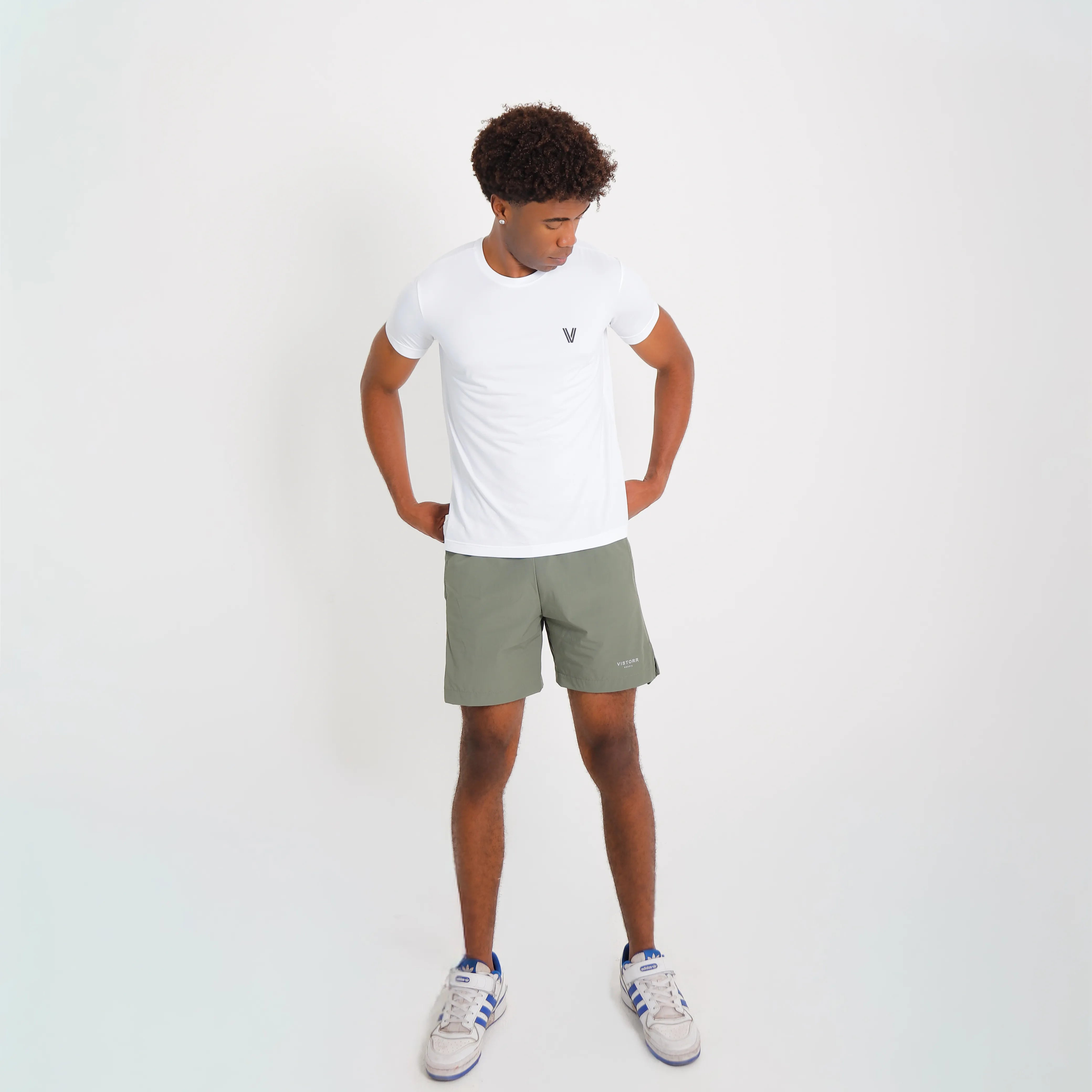 Camiseta de poliamida cinza Vistorr — mãos soltas, olhar à esquerda