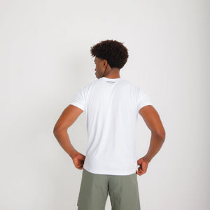 Camiseta de poliamida cinza Vistorr — mãos soltas, olhar à esquerda