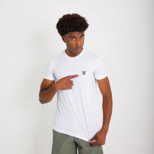 Camiseta de poliamida cinza Vistorr — mãos soltas, olhar à esquerda
