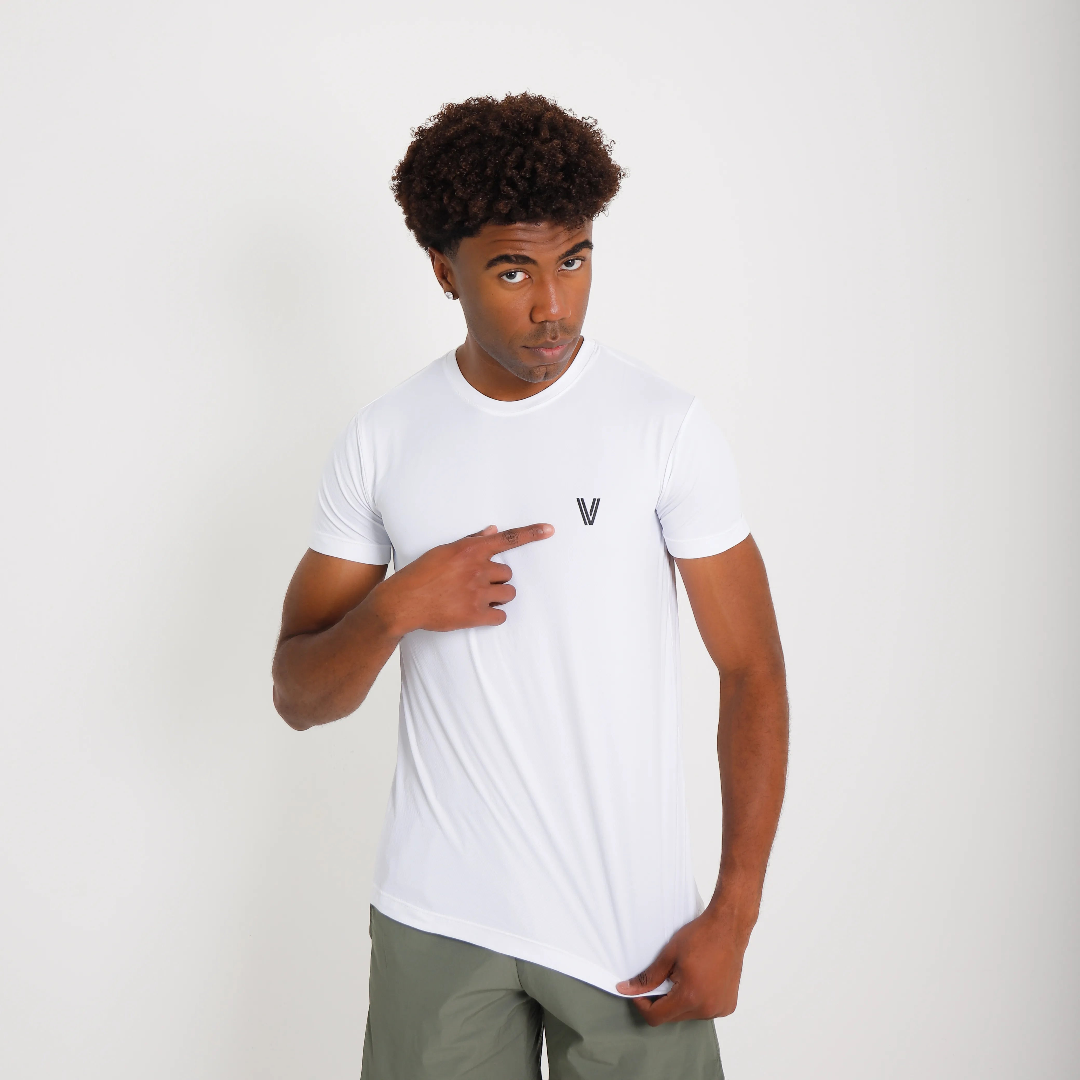 Camiseta de poliamida cinza Vistorr — mãos soltas, olhar à esquerda