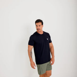 Camiseta de poliamida preta Vistorr — vista frontal — mãos soltas, olhar à esquerda
