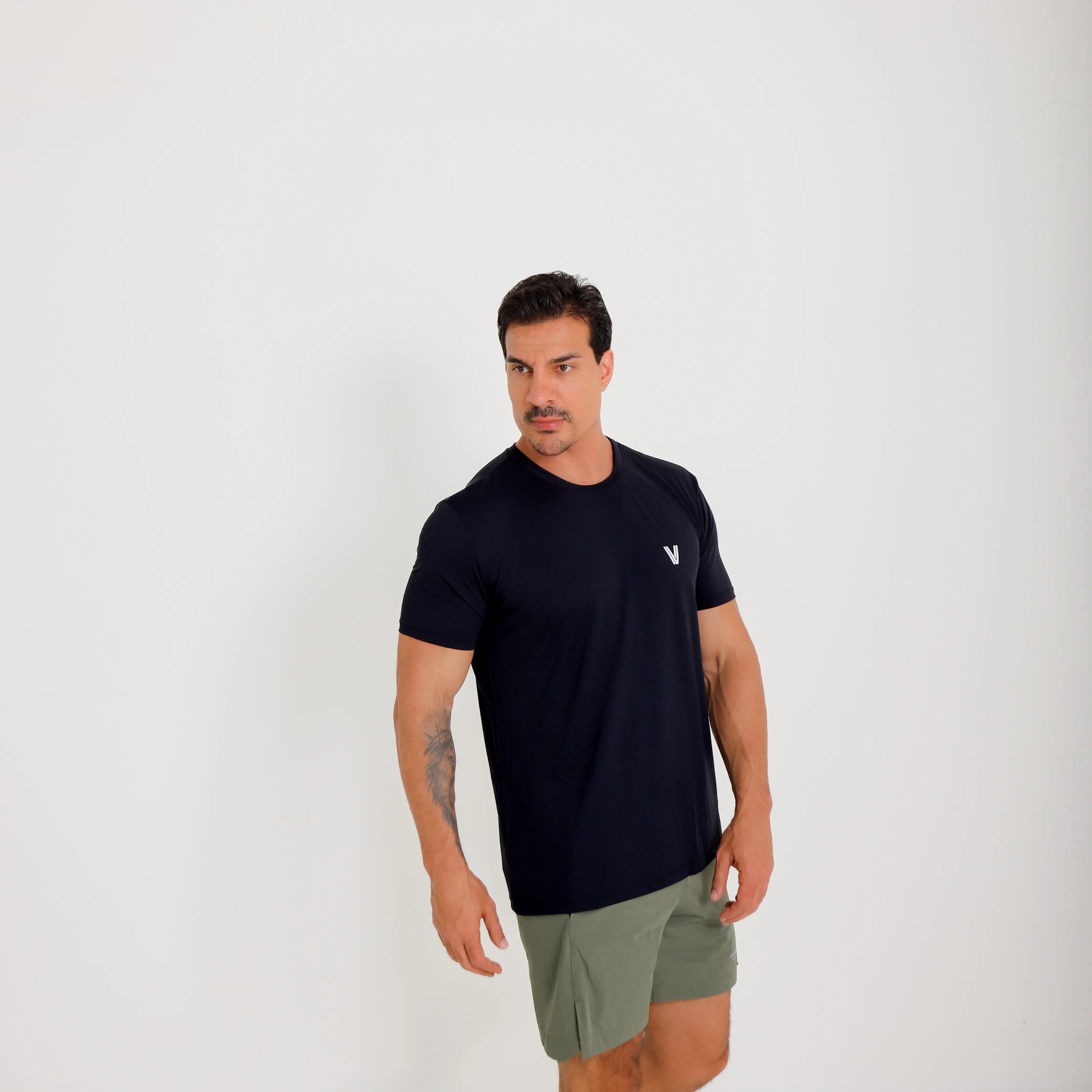Camiseta de poliamida preta Vistorr — vista frontal — mãos soltas, olhar à esquerda
