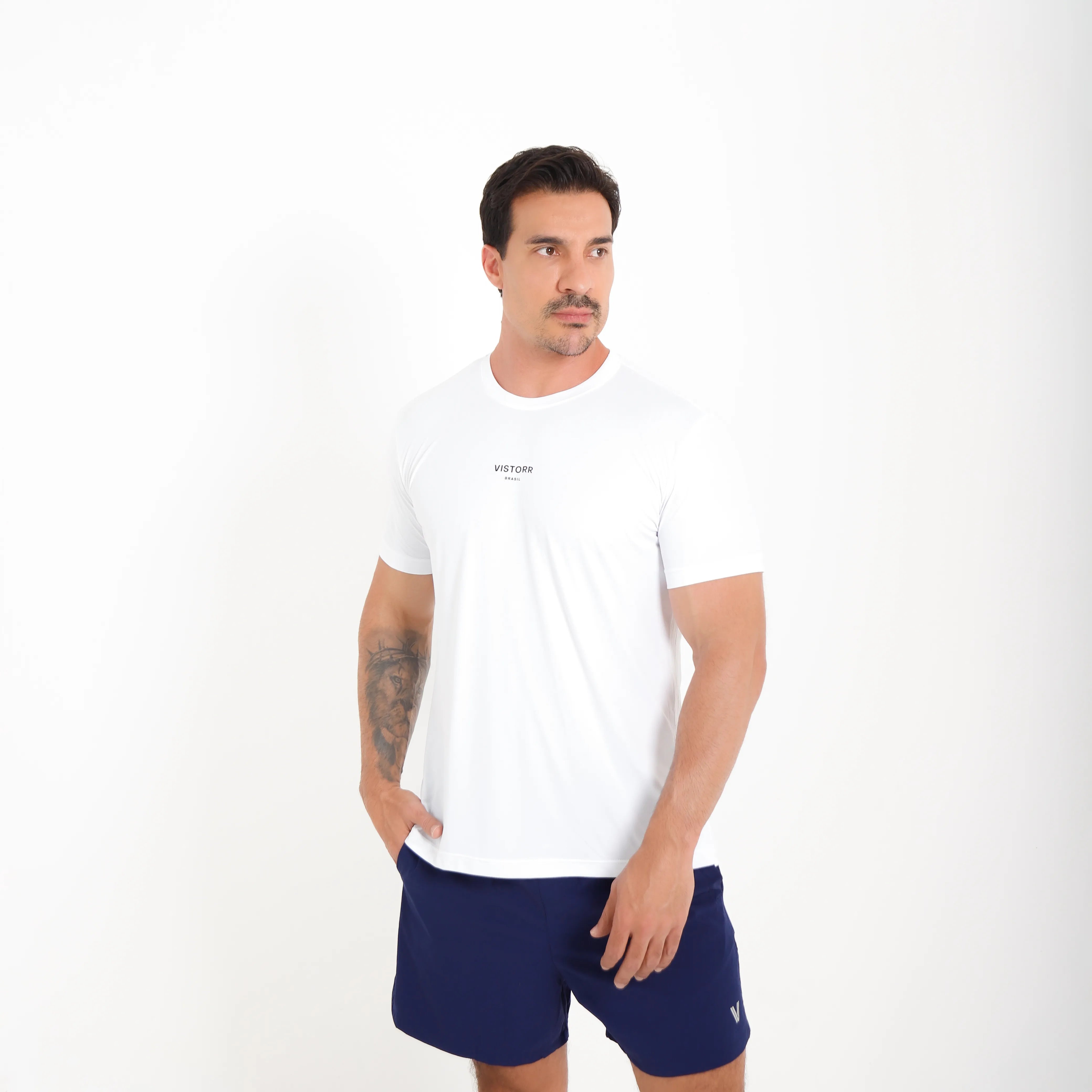 Camiseta de poliamida branca Vistorr Brasil — mãos soltas