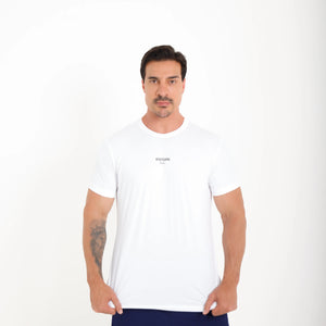 Camiseta de poliamida branca Vistorr Brasil — mãos soltas, olhar à esquerda
