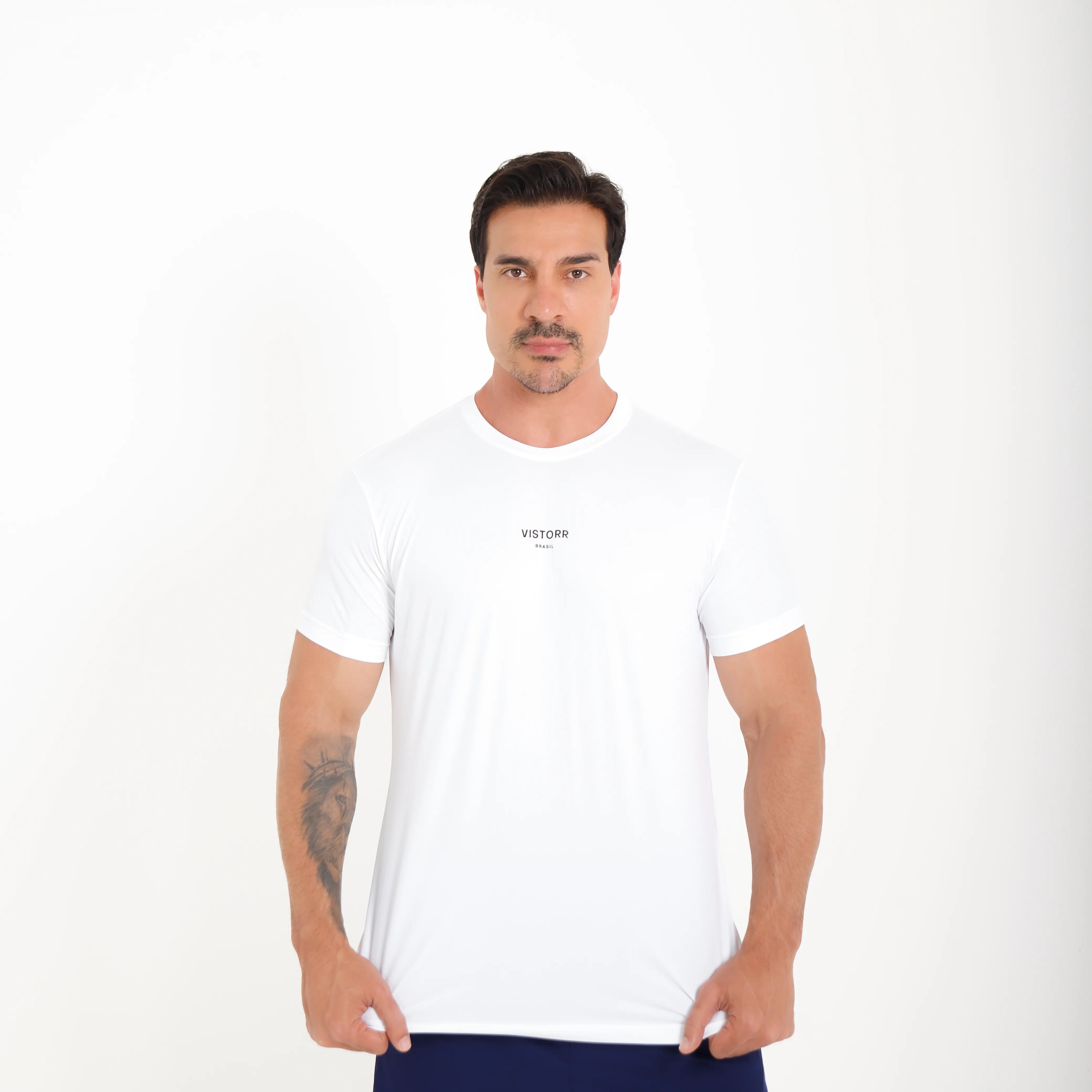 Camiseta de poliamida branca Vistorr Brasil — mãos soltas, olhar à esquerda