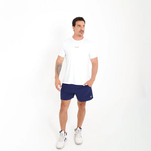 Camiseta de poliamida branca Vistorr Brasil — mãos soltas, olhar à esquerda