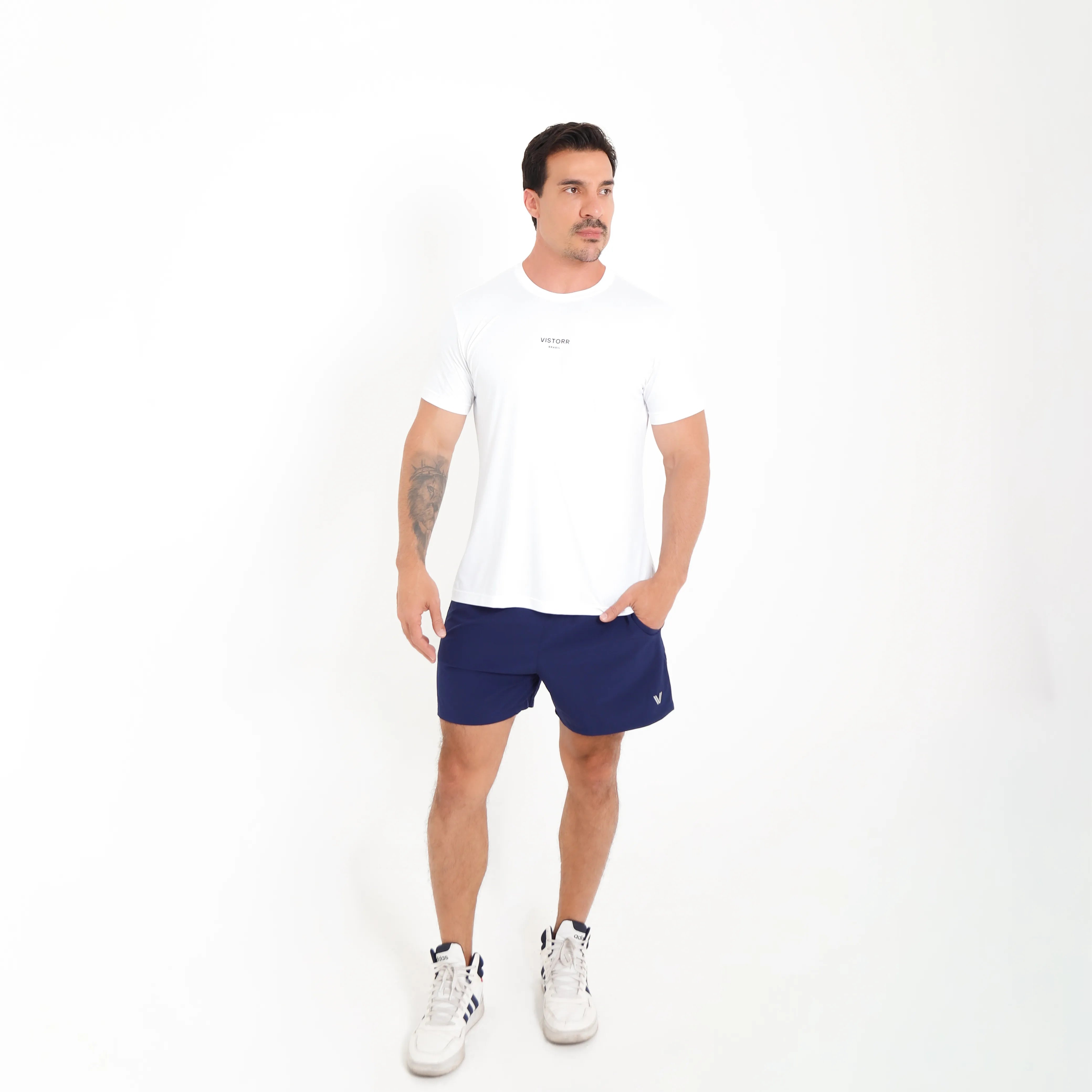 Camiseta de poliamida branca Vistorr Brasil — mãos soltas, olhar à esquerda