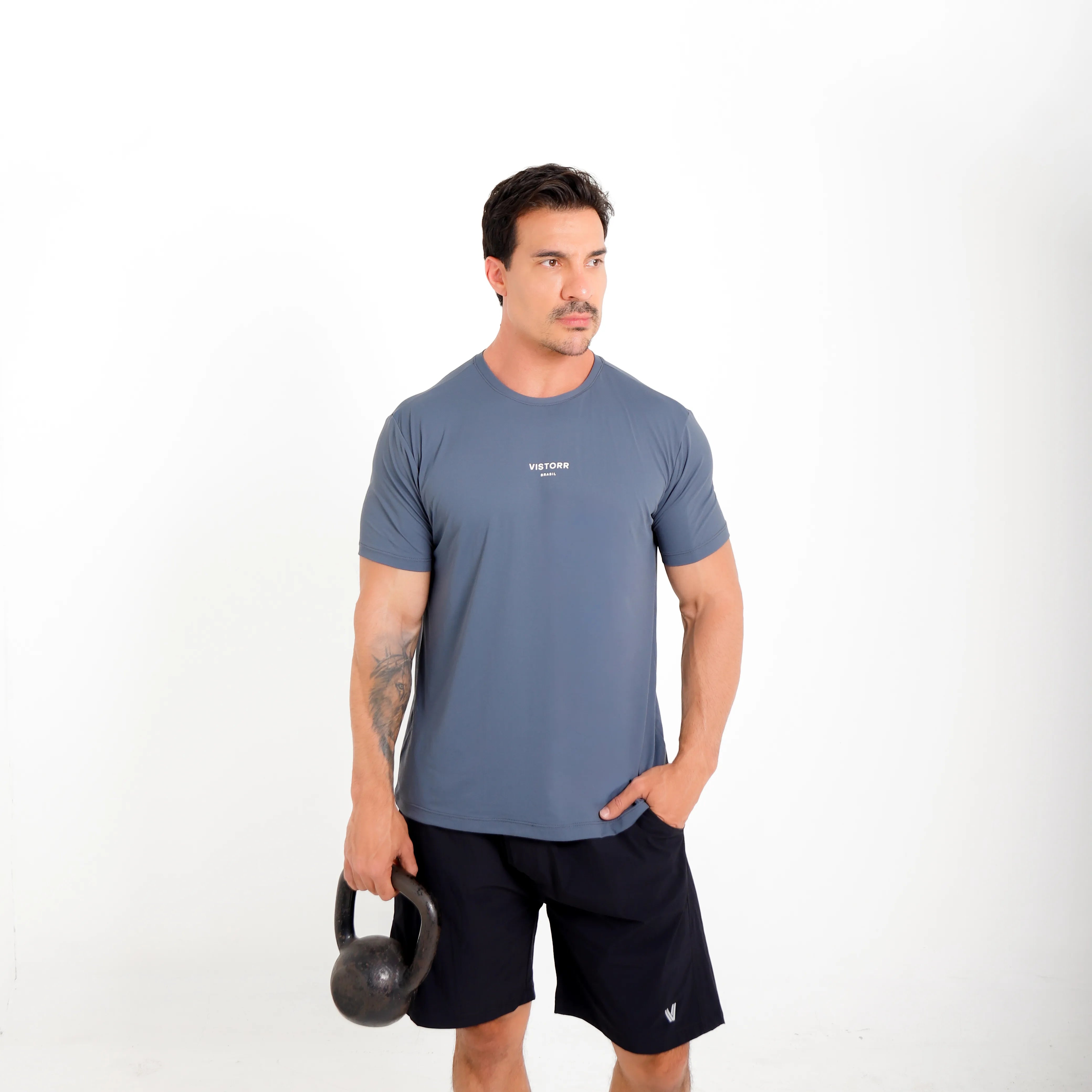 camiseta poliamida masculina cinza vista frontal — logo Vistorr Brasil no peito