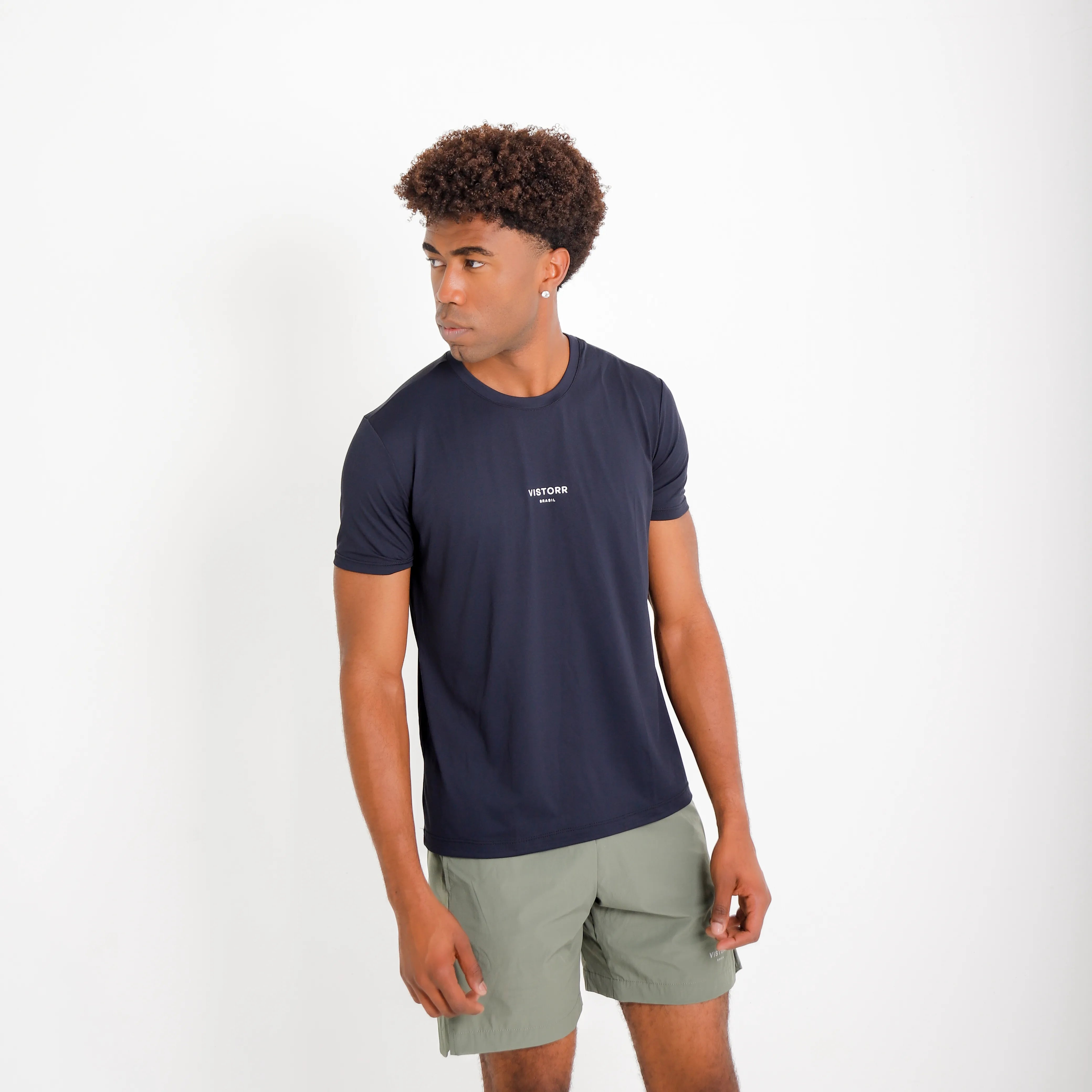 Camiseta de poliamida preta Vistorr Brasil — mãos soltas, olhar à esquerda