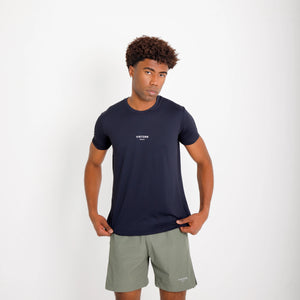 Camiseta de poliamida preta Vistorr Brasil — mãos soltas, olhar à esquerda