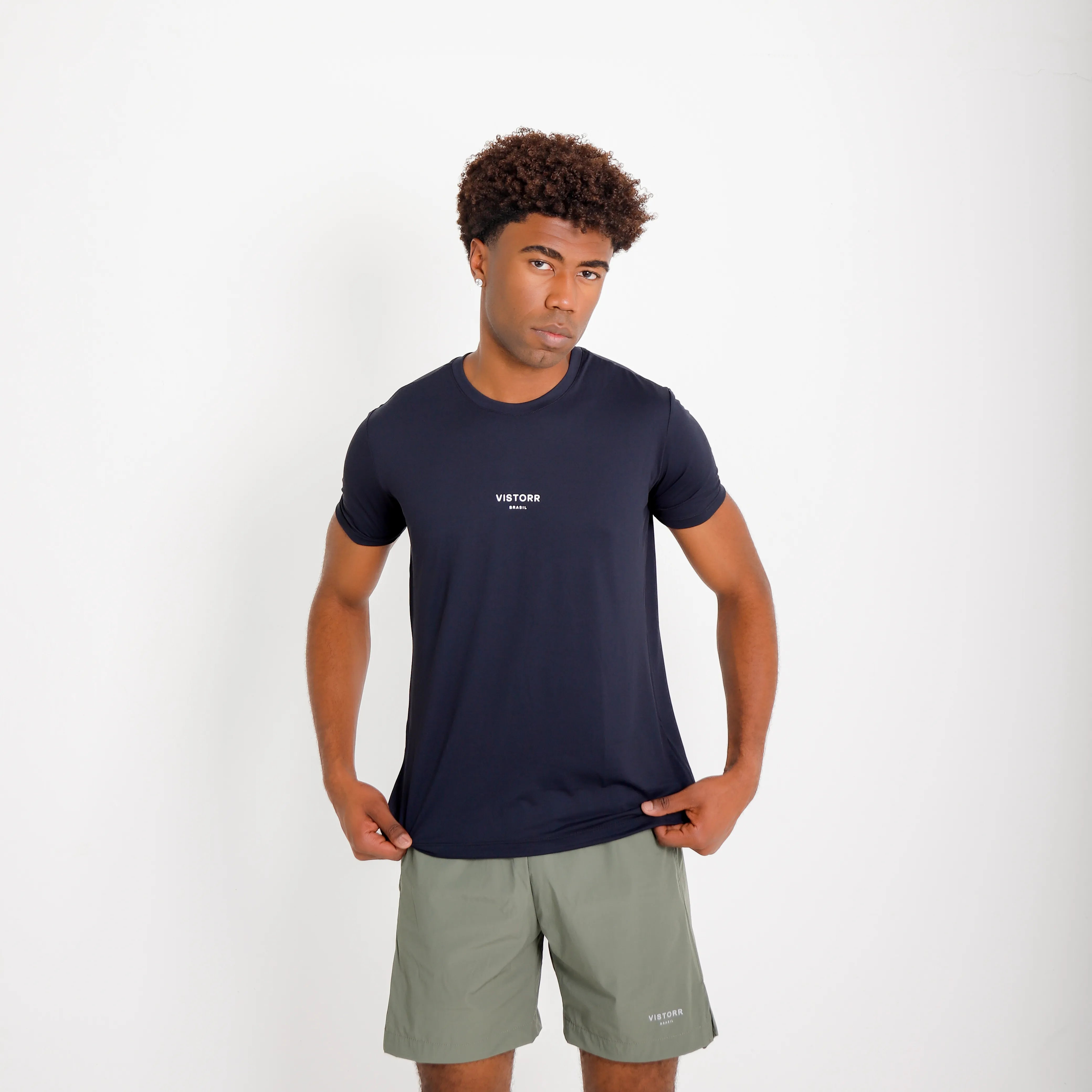 Camiseta de poliamida preta Vistorr Brasil — mãos soltas, olhar à esquerda