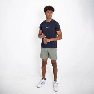Camiseta de poliamida preta Vistorr Brasil — mãos soltas, olhar para a câmera