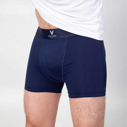 Cueca boxer de poliamida azul-marinho Vistor Brasil, vista 3/4 frontal, cós com logo Vistorr Brasil e caimento justo