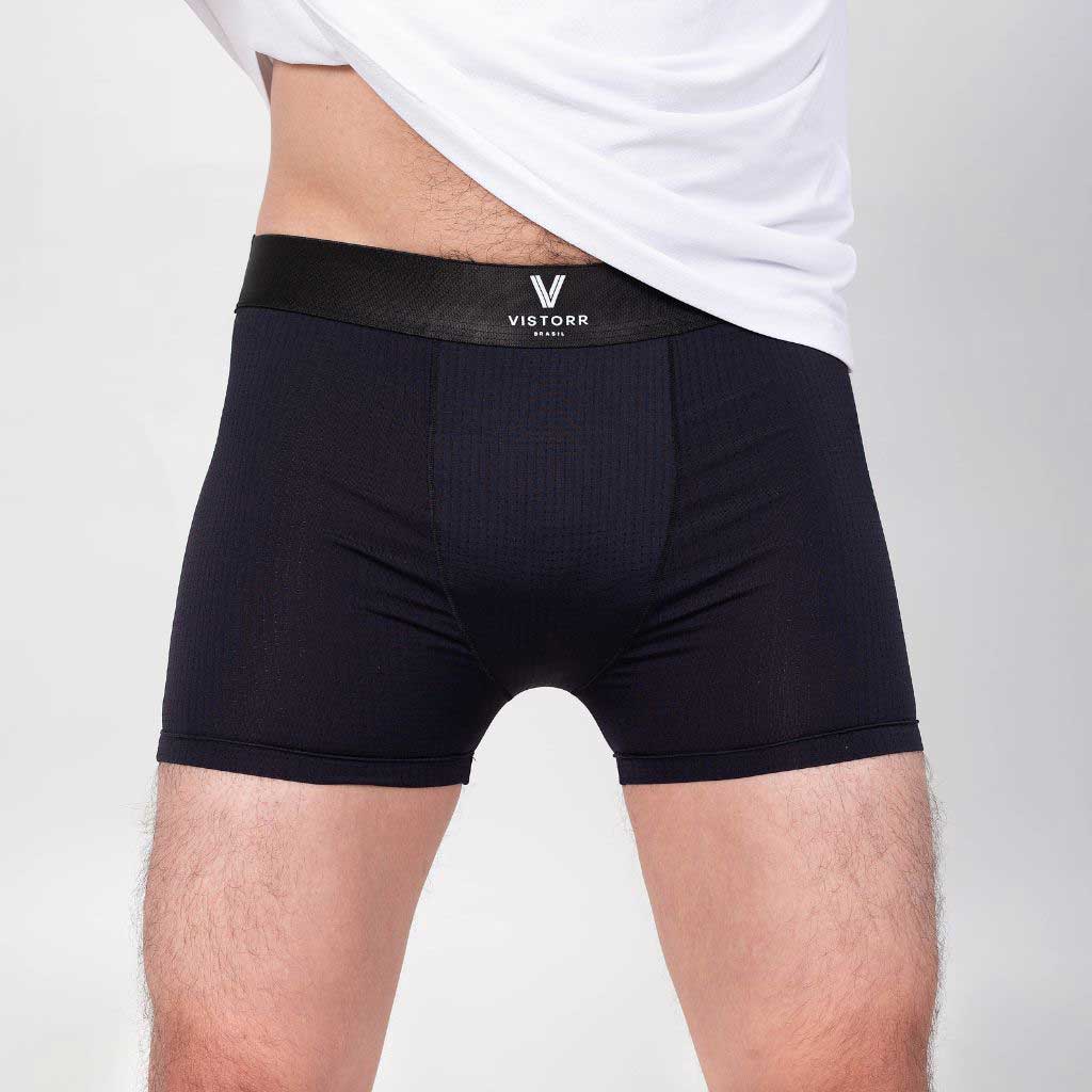 Cueca boxer de poliamida preta Vistor Brasil, vista frontal, ajuste ao corpo e cós com logo centralizado