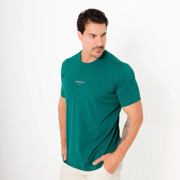 Camiseta Algodão Egípcio Ícone - Modelo em posicao lateral com olhar fixo