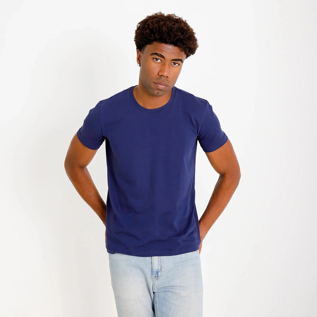 Camiseta Basica Algodao Egipcio azul-marinho masculina, vista frontal; mangas curtas, gola careca e caimento limpo.