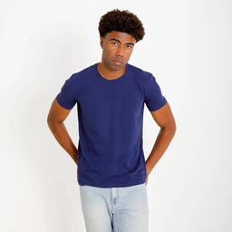 Camiseta Basica Algodao Egipcio azul-marinho masculina, vista frontal; mangas curtas, gola careca e caimento limpo.