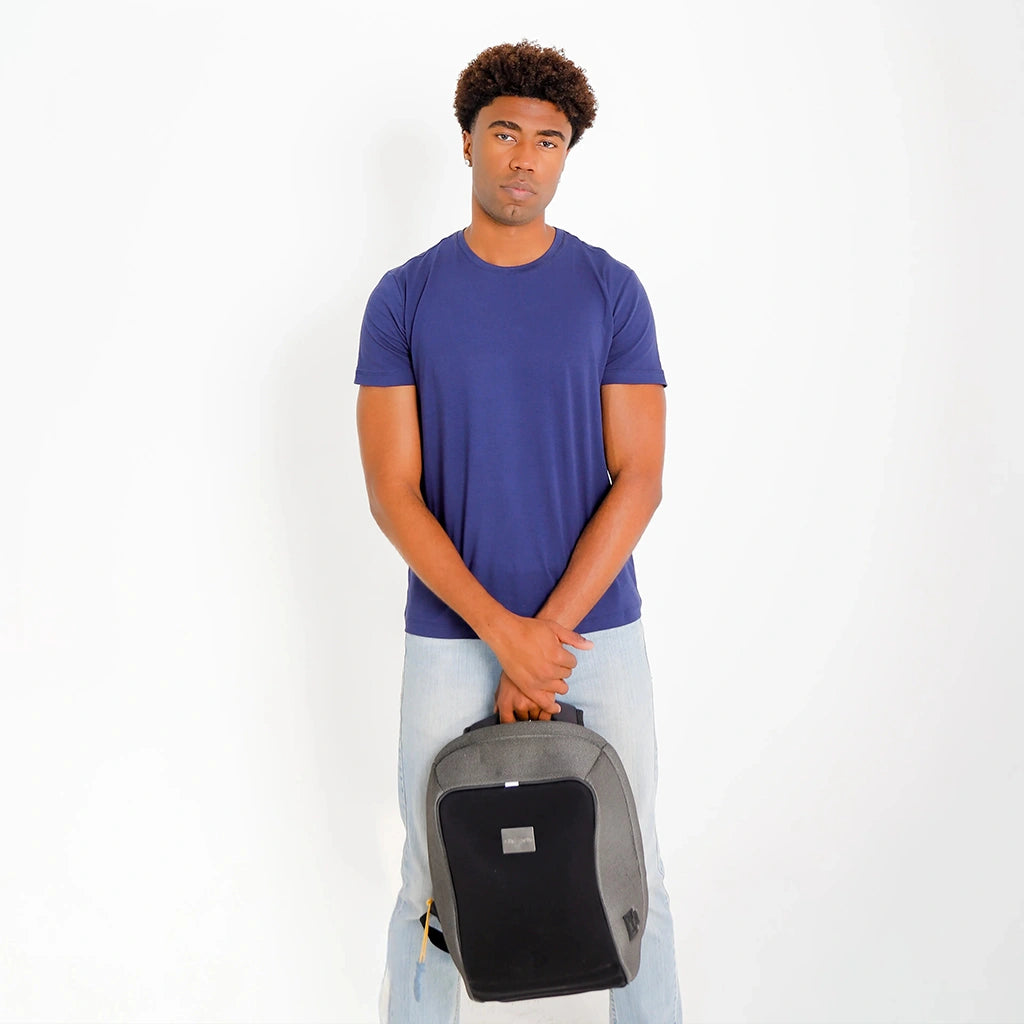 Camiseta Basica Algodao Egipcio azul-marinho, corpo inteiro; modelo com mochila, look casual com jeans claro.