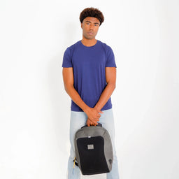 Camiseta Basica Algodao Egipcio azul-marinho, corpo inteiro; modelo com mochila, look casual com jeans claro.