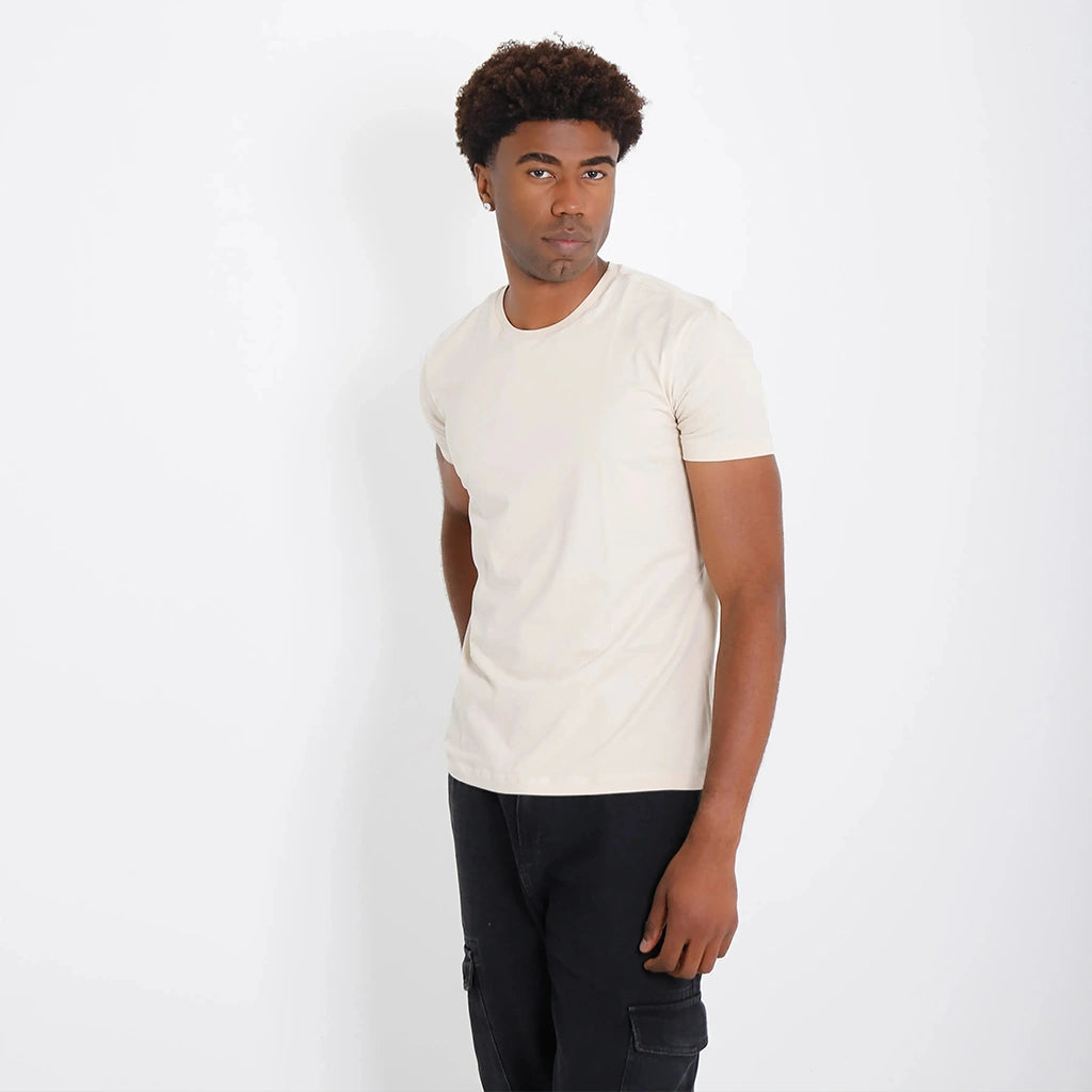Camiseta Basica Algodao Egipcio cru, vista 3/4; tecido macio, gola careca e mangas curtas para uso cotidiano.