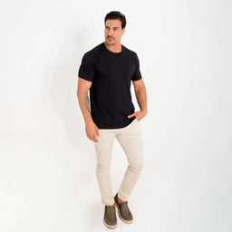 Camiseta Basica Algodao Egipcio preta, corpo inteiro; modelagem regular e barra reta para uso cotidiano.