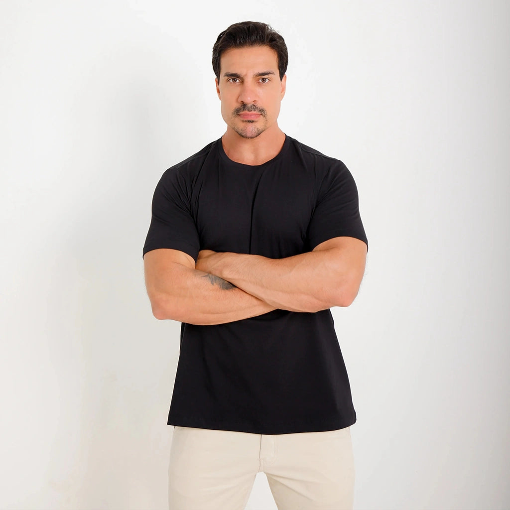 Camiseta Basica Algodao Egipcio preta masculina, vista frontal com braços cruzados; caimento limpo.