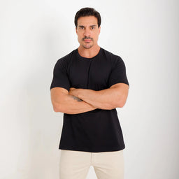 Camiseta Basica Algodao Egipcio preta masculina, vista frontal com braços cruzados; caimento limpo.